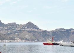Taormina, coppia fa sesso sulla barca di un pescatore: "Lei bendata, facevano pratiche particolari" - VIDEO