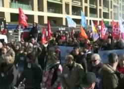 Francia, manifestazioni contro riforma pensioni di Macron: 500mila persone in piazza - VIDEO