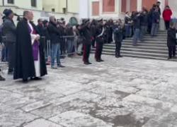 Funerali Vanessa Ballan, in migliaia all’ultimo saluto per la 27enne a Castelfranco: l’uscita del feretro da duomo - VIDEO