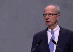 Berlino, manifestante tira una torta contro l'ad del gruppo Volkswagen all'assemblea degli azionisti - VIDEO