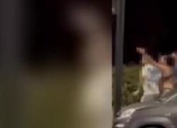 Roma, due "gay picchiati con calci, pugni e a cinghiate" in strada, tra gli aggressori una ragazza in intimo con gli stivali - VIDEO
