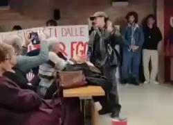 Venezia, impedito incontro con Emanuele Fiano a Ca’ Foscari da attivisti pro-Pal, esposti striscioni “fuori i sionisti da università” – VIDEO