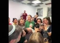 Israele, Smotrich visita scuola e viene accolto come vip da bambini che urlano e si commuovono, opposizione: "Educati al sionismo" - VIDEO