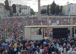 Roma, manifestazione no green pass. Altro che 4 gatti, a protestare una vera e propria folla: VIDEO