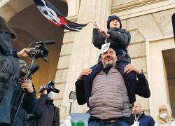 Milano, Paragone arriva sul palco della Manifestazione No Green Pass: "Libertà!". VIDEO