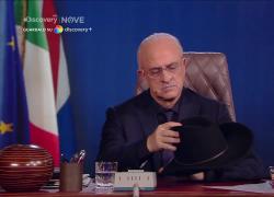 Fratelli di Crozza, De Luca contro Le Figaro: "Napoli terzo mondo? Ma se i Francesi fanno il bidet solo in Islanda"