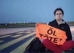 Francoforte, aeroporto chiuso per ore a causa di proteste per il clima, piste invase dagli attivisti di Ultima Generazione - VIDEO
