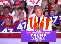 Trump vestito da spazzino, 2° replica a Biden in poche ore: "250 mln di statunitensi non sono spazzatura, siete l'anima dell'America" - VIDEO