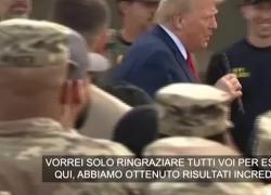 Washington, Trump distribuisce pizza e hamburger a polizia e soldati schierati nella capitale: "Divertiamoci, poi torniamo a lavoro" - VIDEO