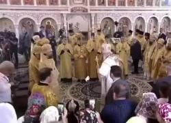 Russia, il patriarca Kirill: caduta sull'acqua santa. VIDEO 