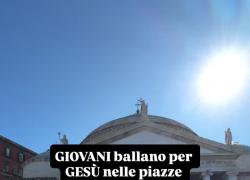 Giubileo dei Giovani, migliaia di ragazzi ballano e cantano in Piazza del Plebiscito a Napoli: "Lo facciamo per Gesù" - VIDEO