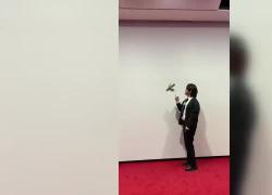 Maurizio Cattelan, la banana dell'opera Comedian viene mangiata da un visitatore del museo di Seul - VIDEO