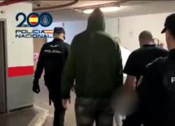 Maiorca, stupro di gruppo, la scorta della polizia ai 4 turisti italiani accusati, l'arresto per "pericolo di fuga" - VIDEO