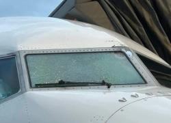Usa, Boeing 737 Max da Denver a Los Angeles colpito da oggetto in quota, ipotesi detriti spaziali: parabrezza rotto e ferito un pilota - VIDEO