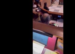 Gualtieri gioca a carte sul cellulare in Consiglio Comunale: il sindaco di Roma è annoiato dai Multiservizi - VIDEO