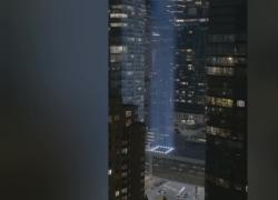 Attacco alle Torri Gemelle 11 settembre 2001, per il 23°anniversario il tributo con due luci blu verticali sul World Trade Center in onore alle 3mila vittime - VIDEO