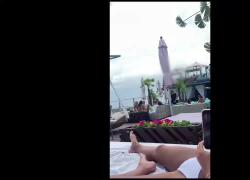 Sesso orale al Public Beach & Club di Odessa davanti a tutti, lei in ginocchio in perizoma, lui fuma il narghilè - VIDEO