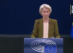 Discorso Stato dell'Unione, eurodeputati protestano contro Israele e von der Leyen, in piedi con magliette rosse per sostegno a Gaza - VIDEO