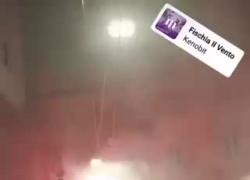 Fantoccio Meloni appeso a testa in giù in piazza a Bologna: Giorgia come Mussolini. Ecco "la democrazia" di collettivi e dem - VIDEO
