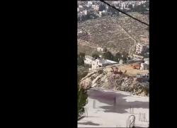 Cisgiordania, soldati israeliani spingono giù da un dirupo l'auto di un palestinese dopo averlo arrestato a Surif, a nord di Hebron - VIDEO