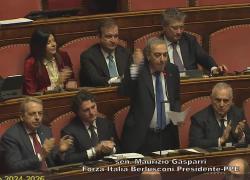Gasparri contro Renzi in Senato: "Vai a ca*are", il leader di Iv: "Un cafone". La Russa dispone il Var - VIDEO
