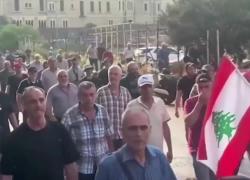 Beirut, proteste di ex militari in pensione sotto ufficio premier Nawaf Salam per chiedere aumento stipendi e indennità, bloccate strade - VIDEO