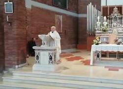 Covid e lockdown, a Gallignano parroco Lino Viola accusato di "assembramento" per messa a 14 persone: era il 2020 - VIDEO