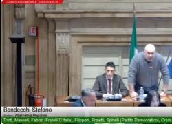Terni, sindaco Bandecchi (AP): "Un uomo normale guarda il c*lo di una donna e ci prova" ed è bagarre - VIDEO