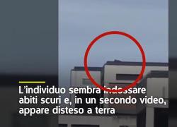 Attentato a Charlie Kirk, la fuga del killer appostato sul tetto del Losee Center, “cecchino” vestito di nero scappato dopo sparo - VIDEO