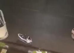 Napoli-Eintracht, scontri tra tifosi: lancio di razzi contro l'autobus dei tedeschi - VIDEO