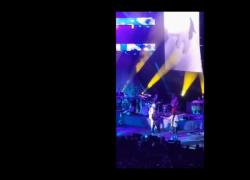 Carlos Santana sviene durante il concerto: video e come sta ora