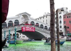 Venezia, Greta Thunberg e 36 attivisti indagati per manifestazione non autorizzata dopo aver colorato di verde Canal Grande con fluoresceina - VIDEO
