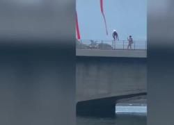 Lecco, ragazzo si tuffa dal ponte Kennedy tra le risate degli amici, Croce Rossa: "Rischiano la vita per i like, acqua bassa e correnti forti"