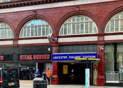 Londra, attacco con coltello a Leicester Square, ferite una 34enne e una bambina di 11 anni da aggressore solitario - VIDEO