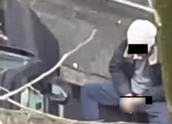 Parma, due uomini si masturbano vicino alla scuola Marconi davanti agli studenti, con una sigaretta in bocca  - VIDEO
