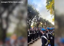 Giulia Latorre, proposta di matrimonio della figlia del marò Massimiliano alla fidanzata durante giuramento da agente - VIDEO