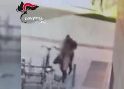 Accoltellamento a Milano in piazza Gae Aulenti, il VIDEO dell'aggressione: l'uomo si avvicina alla donna e le sferra una pugnalata sulla schiena