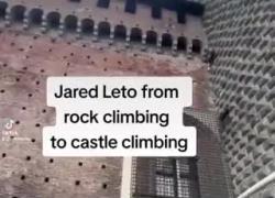 Jared Leto scala il Castello Sforzesco di Milano a mani nude e senza imbracatura. Passanti e turisti senza parole - VIDEO