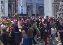 Roma, It Alert squilla sui cellulari, l'allarmismo per segnalare solo l'orario di chiusura anticipato di piazza San Pietro alle 17, il VIDEO dall'interno della Basilica