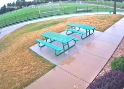 Illinois, campo da football inghiottito da voragine larga 30 metri e profonda 15, la causa una "miniera sotterranea" - VIDEO