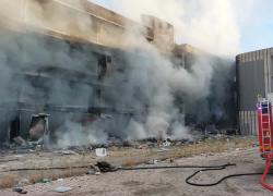 Roma, incendio in edificio abbandonato in zona Tor Cervara, 200 senzatetto dentro stabile a fuoco, uomo lanciato da finestra per salvarsi – VIDEO