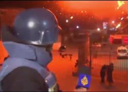 Gaza, il momento dell'attacco all'ospedale Nasser ripreso prima della diretta da Al Jazeera, l'esplosione a pochi metri di distanza - VIDEO