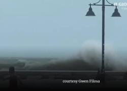 Uragano Ian, selfie d'avventura mentre l'acqua sommerge il molo di Key West - VIDEO