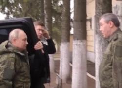 Ucraina, Putin in Kursk dal capo di Stato maggiore Gerasimov in tenuta militare, l'ordine del leader russo: "Liberare completamente la regione dal nemico" - VIDEO