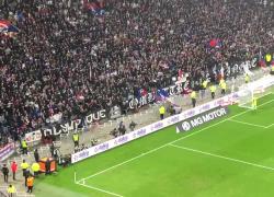 Calcio, bottiglia in testa a Dimitri Payet in Lione - Marsiglia: partita sospesa VIDEO