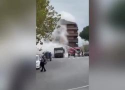 Torpignattara (Roma), bus in fiamme dopo incendio provocato da monopattino elettrico a bordo, mezzo Atac distrutto - VIDEO