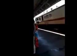 Passeggero vola dal treno in corsa a 120 km/h, il VIDEO incredibile filmato in India