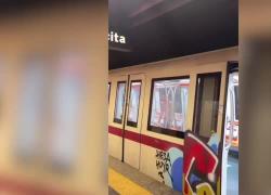 Metro Roma, uomo a torso nudo prende a calci e a spallate la porta del vagone e distrugge il vetro - VIDEO
