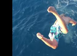 Robert De Niro, il tuffo a 81 anni da uno yacht a 10 metri di altezza ad Ischia per il suo compleanno, la figlia preoccupata: "Stai bene?" - VIDEO VIRALE