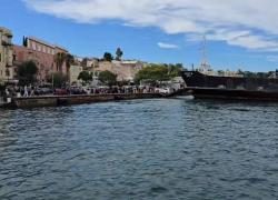Auto si ribalta durante lo sbarco a Procida dal traghetto Medmar "Agata"; a bordo una famiglia, tutti miracolosamente illesi - VIDEO
